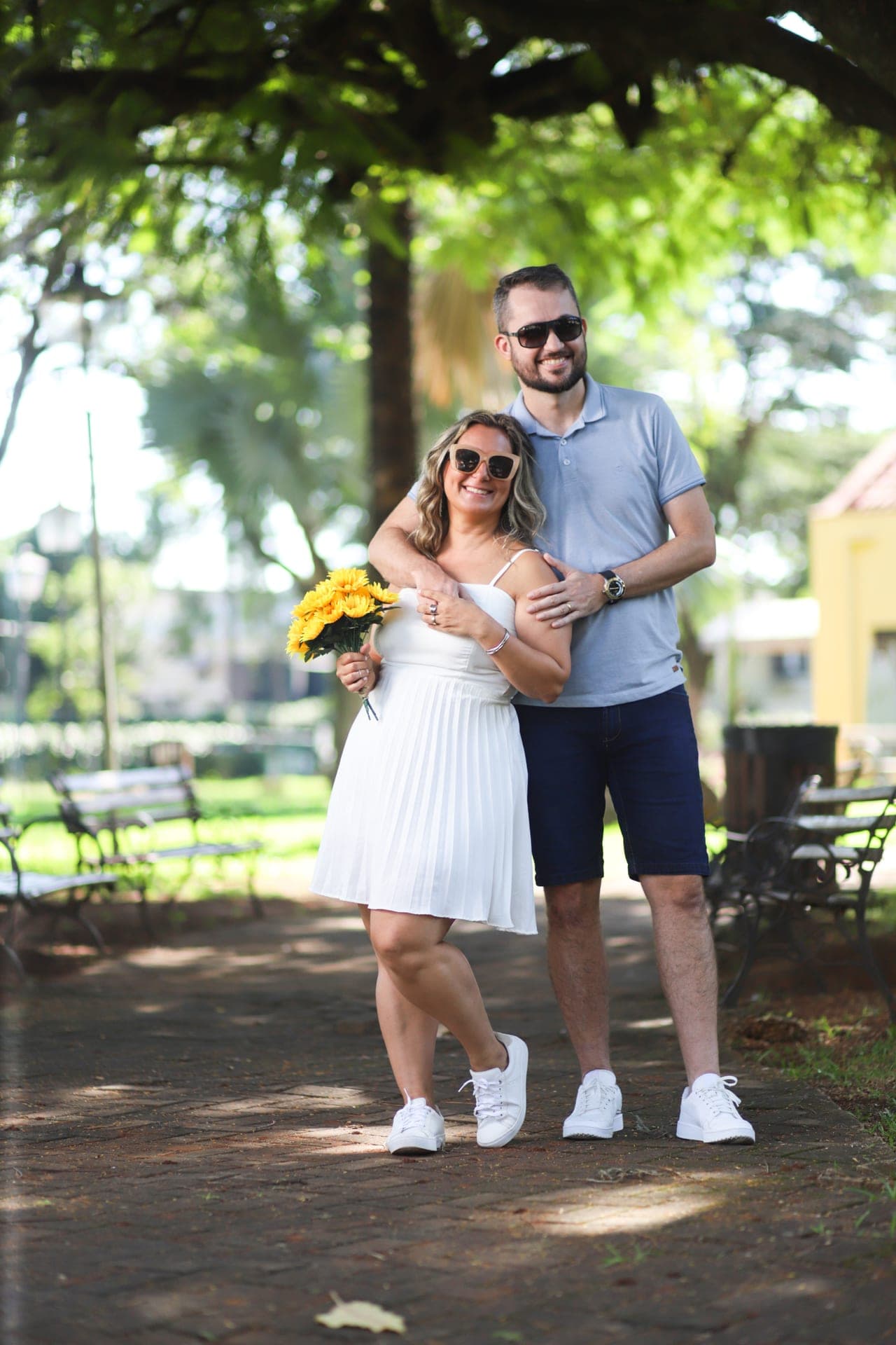 Casal caminhando sob o corredor amarelo